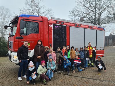 Die Klasse 4a der Grundschule vor dem LF 10 der Feuerwehr Stegen, Abteilung Stegen